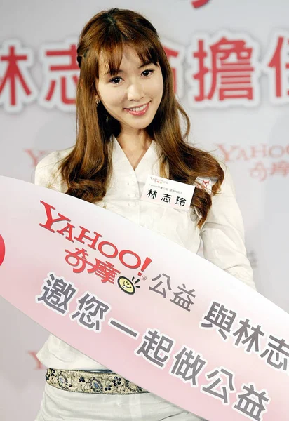 2009年1月23日 台湾模特兼女演员林志玲在台湾台北举行的慈善网站促销活动中摆姿势 — 图库照片