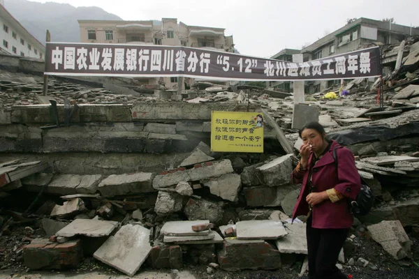 Una Mujer China Pasa Por Edificios Derrumbados Para Llorar Sus — Foto de Stock