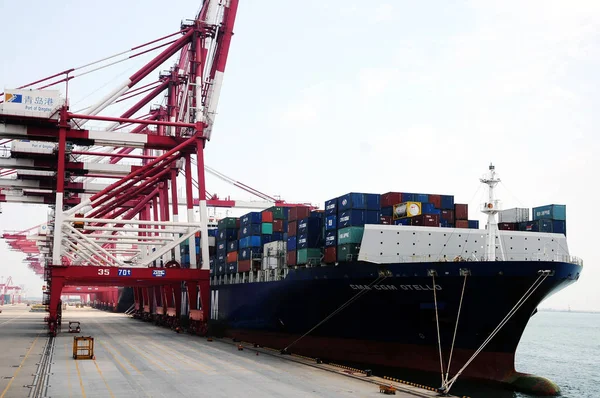 Een Containerschip Zien Qianwan Container Terminal Haven Van Qingdao Qingdao — Stockfoto