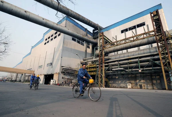 Trabajadores Chinos Andan Bicicleta Sede Del Grupo Shougang Beijing China — Foto de Stock
