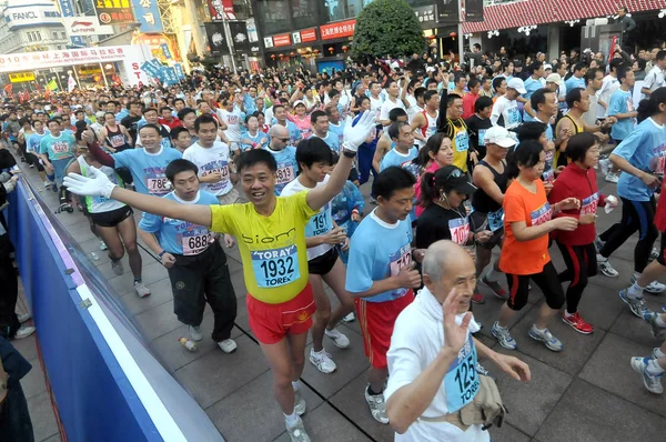 Multitud Participantes Corren Durante Maratón Internacional Shanghai 2010 Shanghai China —  Fotos de Stock