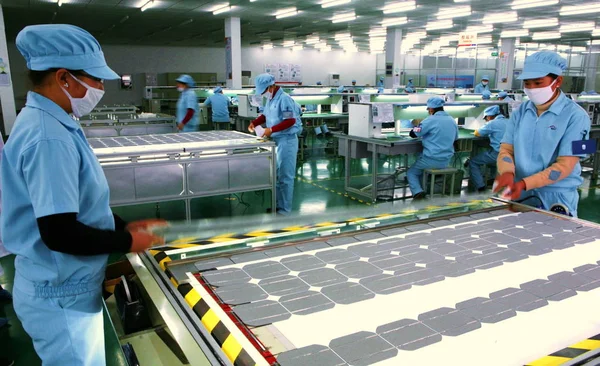 Chinesische Fabrikarbeiter Fertigen Sonnenkollektoren Werk Von Eoplly New Energy Technology — Stockfoto