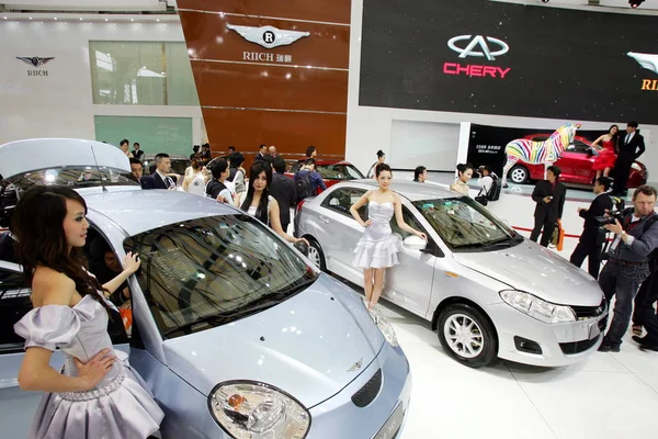 Bezoekers Kijken Naar Riich Cars Van Chery 13E Shanghai International — Stockfoto