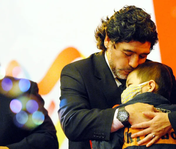 前阿根廷球员和教练迭戈马拉多纳亲吻一个生病的男孩在北京 2010年11月4日 — 图库照片