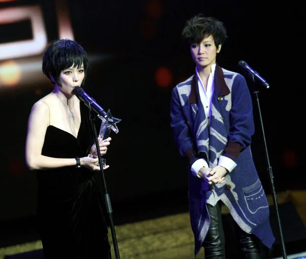 Cantante Taiwanesa Hsu Hsuan Izquierda Habla Ceremonia Entrega Premios Los — Foto de Stock