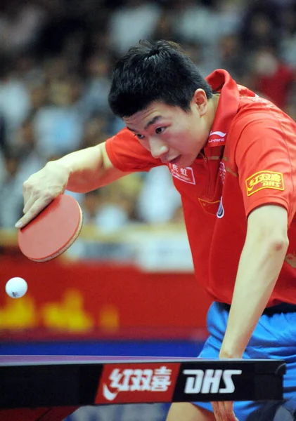 2009年5月21日星期四 在浙江省东部杭州市举行的2009年亚洲杯乒乓球锦标赛男单决赛中 中国的马龙与队友王浩竞争 — 图库照片