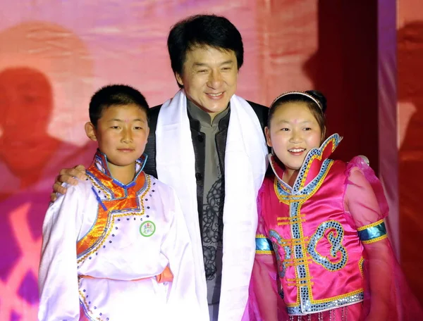 Hongkongské Kungfu Hvězda Jackie Chan Představuje Dvěma Tibetských Dětí Tiskové — Stock fotografie