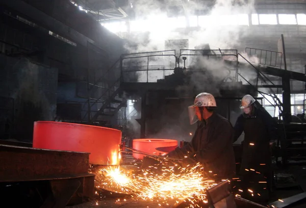 2006년 12월 13일 북동부 지린성 창춘시에 퉁화철강그룹 공장에서 근로자들이 자르고 — 스톡 사진