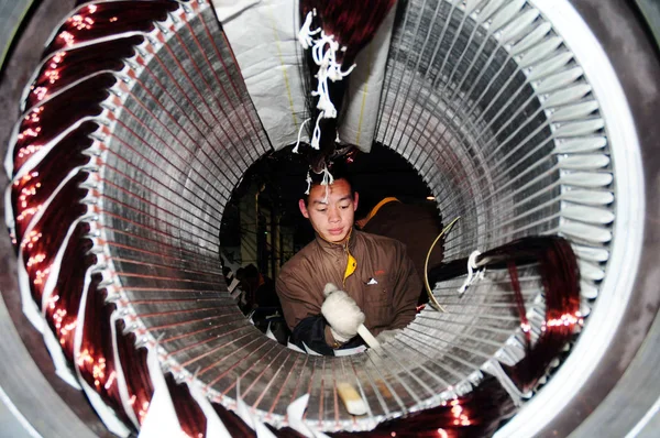 Ένας Κινέζος Εργαζόμενος Τοποθετεί Καλώδια Στο Στάτορ Ενός Κινητήρα Απόδειξη — Φωτογραφία Αρχείου
