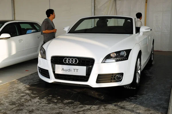 Chinese Bezoekers Kijken Naar Een Audi Tijdens Een Bootshow Haikou — Stockfoto