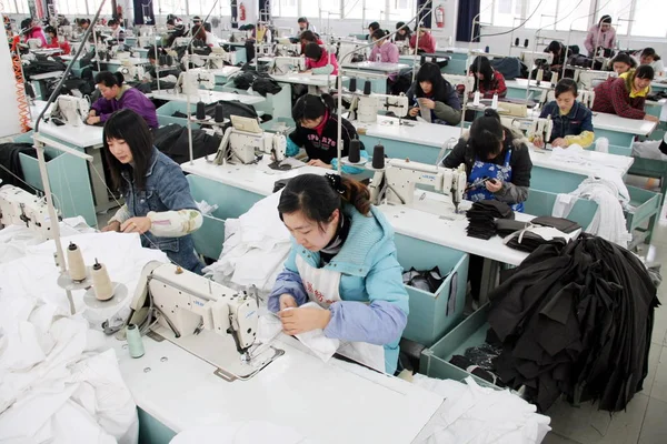 Trabajadoras Chinas Fabrican Ropa Para Exportar Una Fábrica Prendas Vestir — Foto de Stock