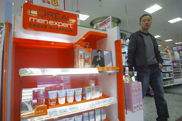 Loreal Férfi Bőrápolási Termékek Látott Eladásra Egy Szupermarket Shanghai Kína — Stock Fotó
