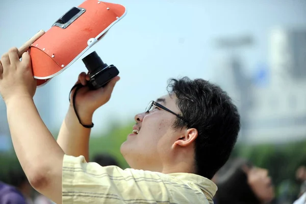 Chinese Man Takes Pictures Welding Helmet Partial Eclipse Total Solar — Stock Photo, Image