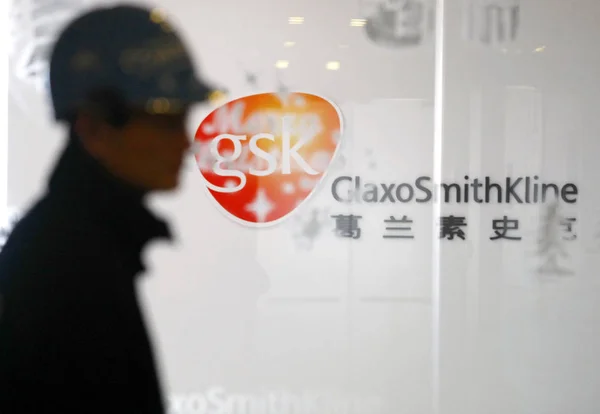 Chinois Tient Devant Bureau Glaxosmithkline Chine Investment Ltd Shanghai Chine — Photo