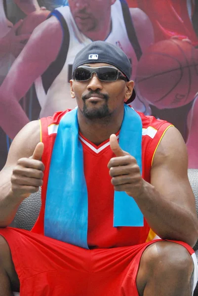 ロサンゼルス レイカーズの Nba のバスケットボール選手ロン Artest 7月26日 に中国 瀋陽市 北東部 遼寧省の中国のスポーツウェアメーカーのピークを促進するキャンペーン中に親指を示します2009 — ストック写真