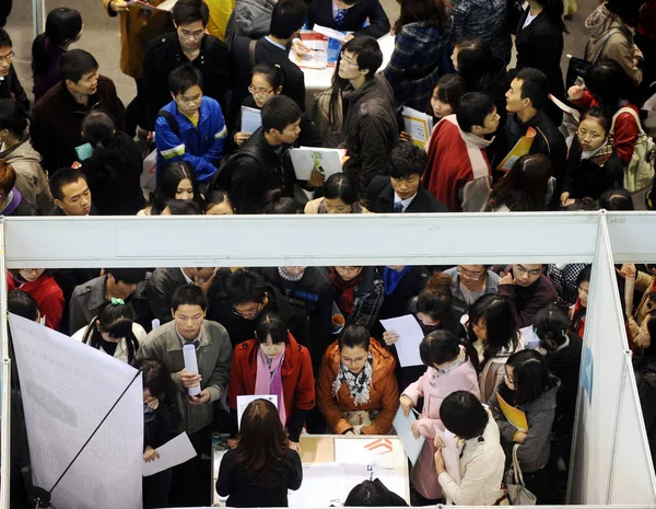 Κινέζοι Απόφοιτοι Συνωστίζεστε Κατά Διάρκεια Μιας Έκθεσης Εργασίας Στην Πόλη — Φωτογραφία Αρχείου