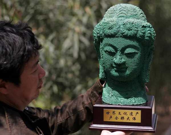 Escultor Chinês Mingfu Mostra Cabeça Buda Vairocana Feita Fósforos Cidade — Fotografia de Stock