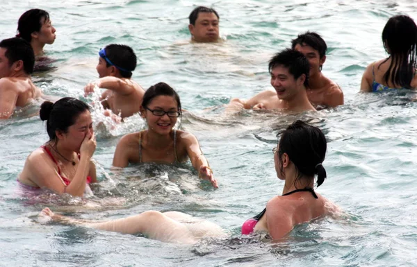 Cidadãos Chineses Locais Refrescam Água Resort Praia Uma Onda Calor — Fotografia de Stock