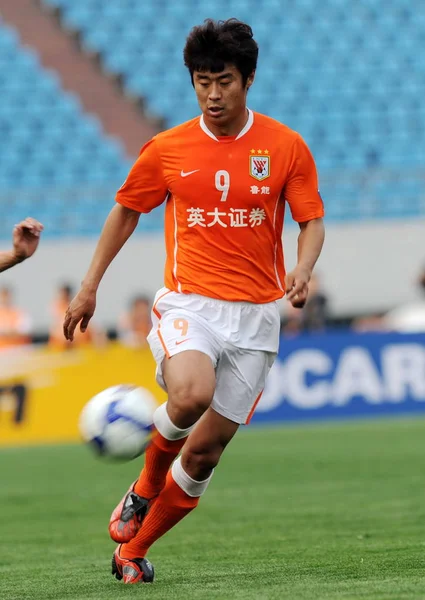 Han Peng Van Chinas Shandong Luneng Taishan Dribbelt Terwijl Concurreren — Stockfoto