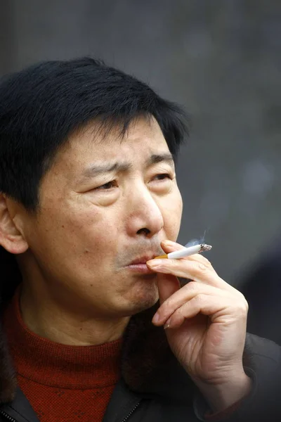 Čínský Člověk Viděn Kouřením Ulici Šanghaji Březnu 2009 — Stock fotografie