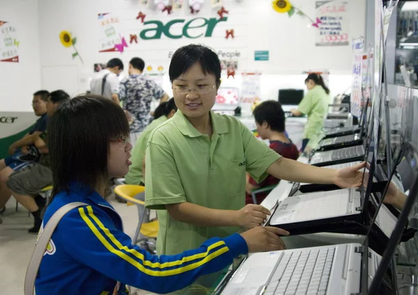2008年7月20日 中国北部河北省四家荘の店で セールスウーマンがAcerノートパソコンを紹介する — ストック写真