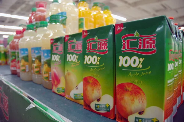 2009年3月26日 中国東部山東省青島市のスーパーマーケットで フイユアンジュースのボトルが販売されている — ストック写真