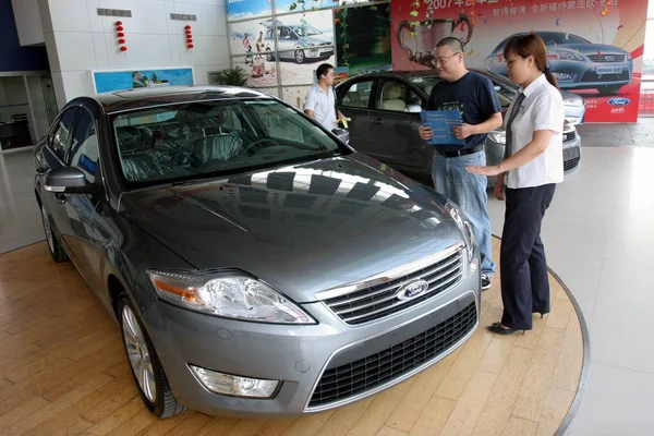 2008年10月27日 中国の上海にあるフォードのディーラーで 中国のセールスウーマン がフォード モンデオを自動車バイヤーに紹介しました — ストック写真