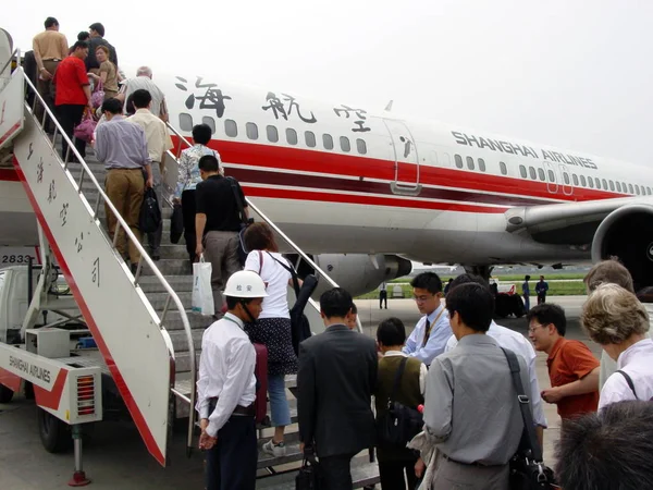 Cestující Palubu Letadla Shanghai Airlines Letišti Šanghaji Číně Května 2009 — Stock fotografie