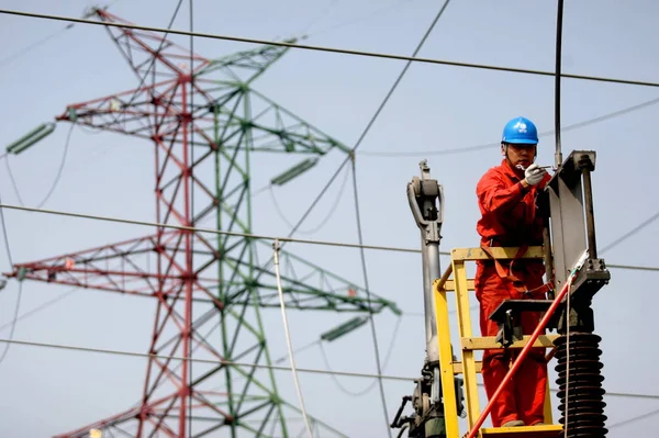 Китайський Електрик Перевіряє Електромережі Обладнання Передачі Електроенергії Трансформаторній Станції Місті — стокове фото