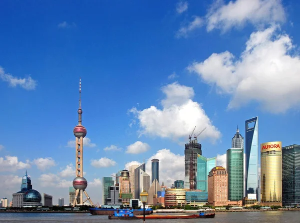 陆家嘴金融区全景 左侧为东方明珠电视塔 右侧位居第二高的金茂大厦 右侧最高的上海环球金融中心 以及其他摩天大楼和高层建筑 — 图库照片