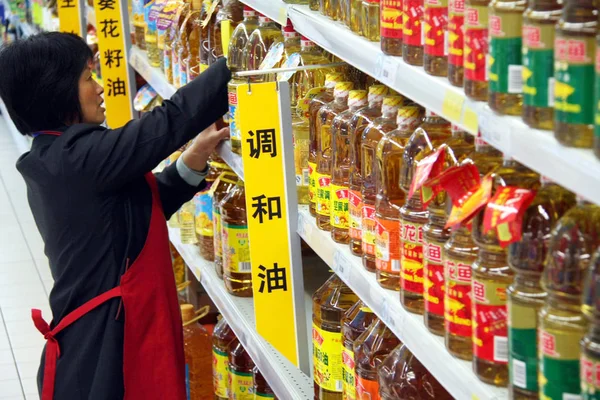 Китайський Персонал Ставить Пляшки Рослинної Олії Полиці Супермаркеті Місті Наньтун — стокове фото
