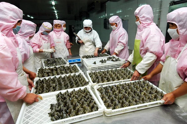 Chinesische Fabrikarbeiter Fertigen Zongzi Eine Art Große Klebrige Reisknödel Für — Stockfoto