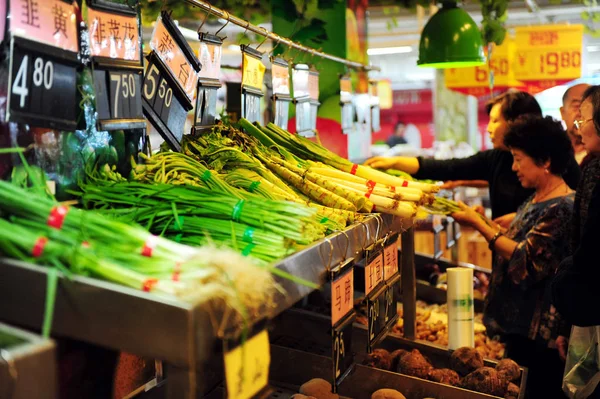 Des Clients Chinois Achètent Des Légumes Dans Supermarché Ville Qionghai — Photo