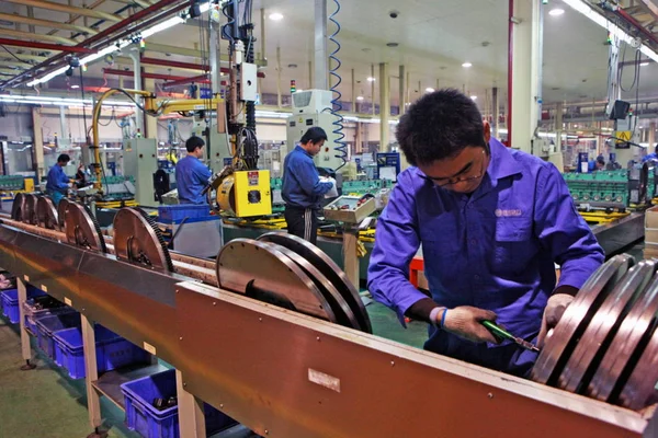 Des Ouvriers Chinois Assemblent Des Moteurs Usine Weichai Power Dans — Photo