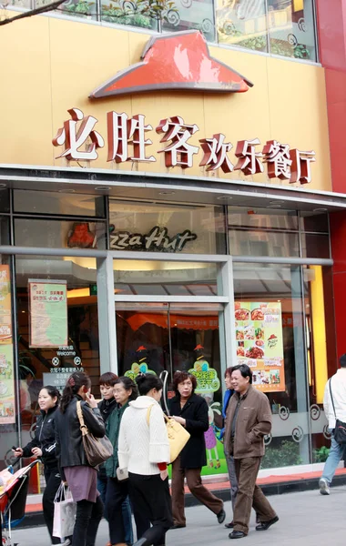 Residentes Locales Pasan Frente Restaurante Pizza Hut Shanghai China Marzo —  Fotos de Stock