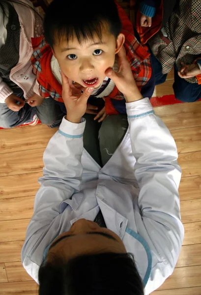 Chinese Doctor Examines Mouth Child Kindergarten Fuyang City East Chinas — Stock Photo, Image