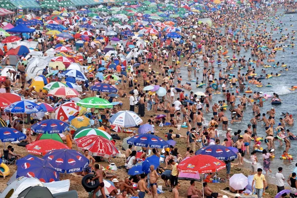 Multitud Turistas Refrescan Balneario Una Ola Calor Ciudad Dalian Provincia — Foto de Stock