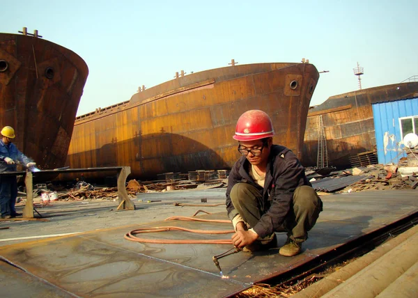 Chinesische Arbeiter Schweißen Stahlplatten Neben Schiffen Die Auf Einer Werft — Stockfoto