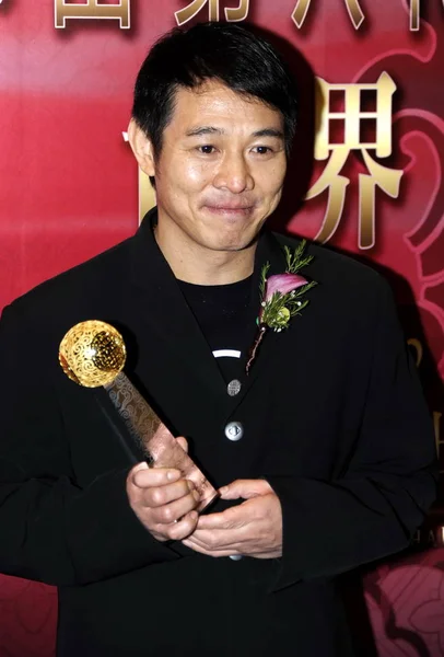 Star Chinoise Kungfu Jet Pose Avec Son Trophée Après Cérémonie — Photo