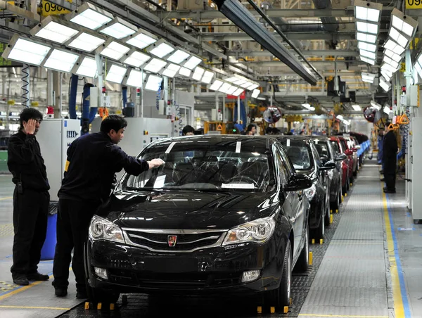 Trabalhadores Fábrica Chinesa Poeira Fora Roewe 350 Carros Linha Montagem — Fotografia de Stock