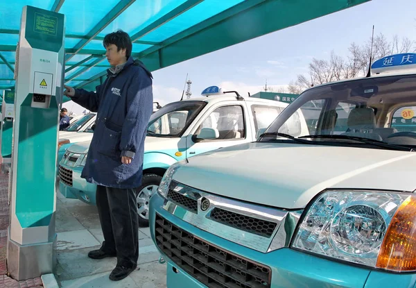 Muncitor Chinez Reincarca Taxi Electric Statie Incarcare Din Beijing China — Fotografie, imagine de stoc