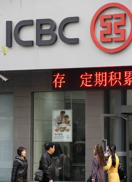 Місцеві Китайські Жителі Ходять Повз Філію Icbc Промисловий Комерційні Банк — стокове фото