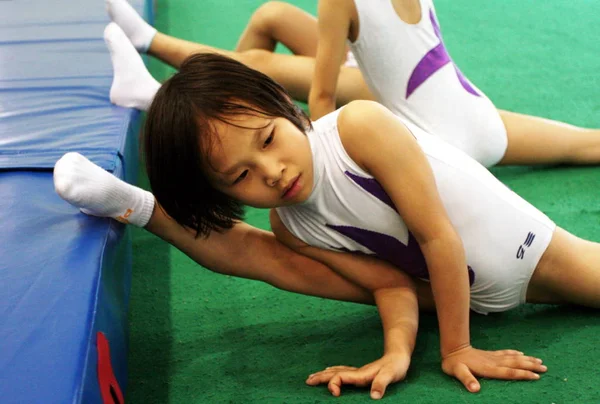 Ejercicio Pequeños Atletas Chinos Trampolín Durante Una Sesión Entrenamiento Base —  Fotos de Stock