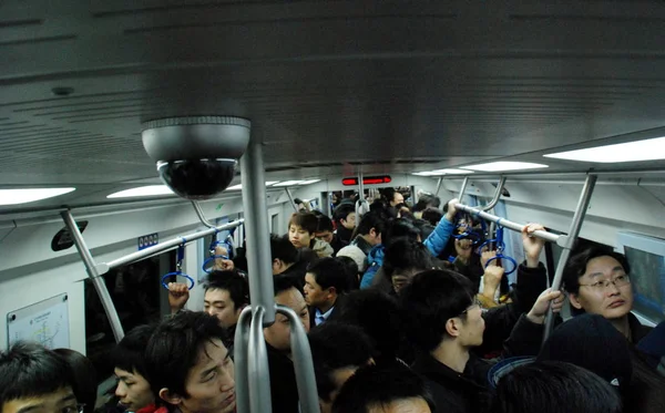 Multitud Pasajeros Son Vistos Compartimiento Tren Metro Una Estación Metro — Foto de Stock