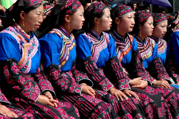 2007년 11월 10일 쓰촨성 남서부 밀양시 베이촨 마을에서 축제에서 치앙여성들이 — 스톡 사진