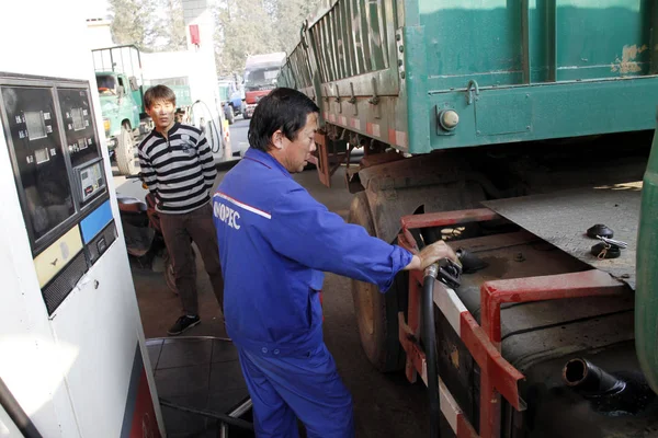Kínai Munkavállaló Üzemanyagot Egy Teherautó Dízel Egy Sinopec Benzinkút Nanjing — Stock Fotó