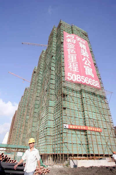 Čínský Stavební Pracovník Prochází Kolem Bytové Výstavby Výstavbě Pracovišti Everest — Stock fotografie