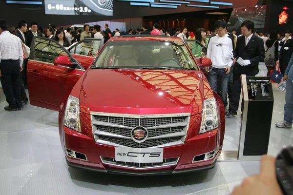 Látogatók Nézd Meg Cadillac New Cts Alatt Auto Shanghai 2009 — Stock Fotó