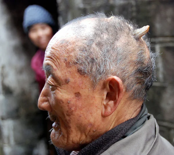 Huang Yuanfan Muž Který Let Starý Ukazuje Svůj Roh Hlavě — Stock fotografie
