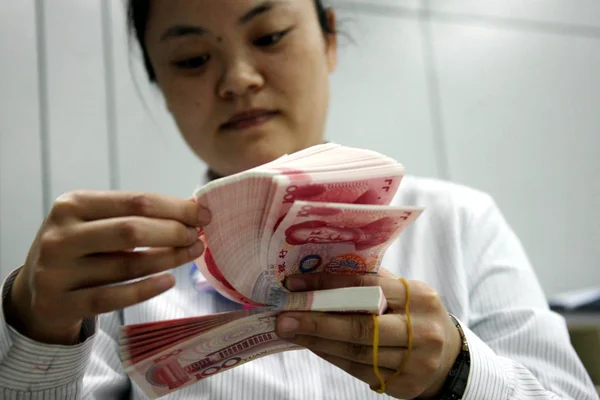 Fájl Egy Kínai Hivatalnok Számít Renminbi Rmb Yuan Bankjegyek Egy — Stock Fotó